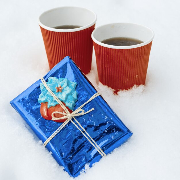 Tempo di vacanze invernali con regalo e due tazze di caffè