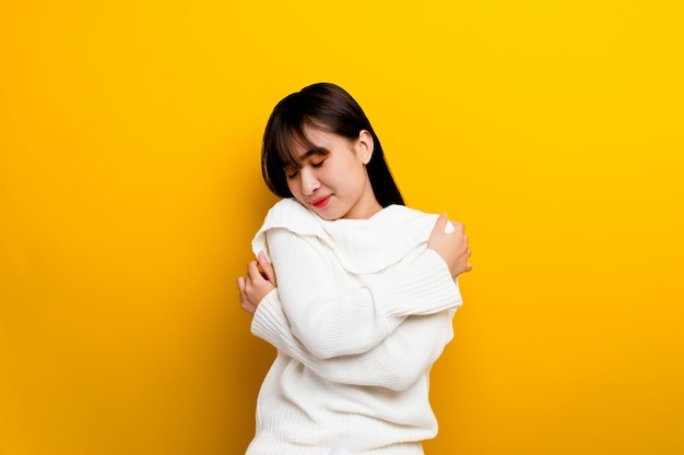 Tempo e sonno Le donne apprezzano il tempo e il sonno promemoria prima di coricarsi copia spazio giallo scena fotografica in studio