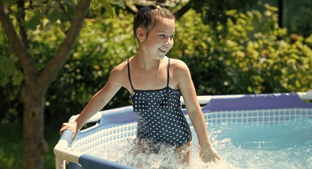 Tempo freddo estivo La ragazza felice si diverte in piscina Giornata rilassante in piscina Vacanze estive