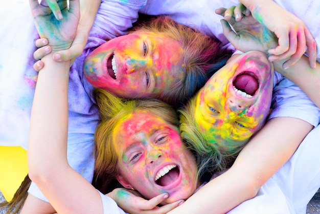 Tempo in famiglia bambini con body art creativo Ragazze pazze hipster Tempo estivo colorato vernice al neon trucco positivo e allegro Felice festa della gioventù Optimist Vibrazioni primaverili giorno della famiglia