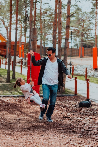 Tempo in famiglia nel parco. Il padre si diverte con sua figlia nel parco, giocando a giochi divertenti e trascorrendo del tempo insieme.