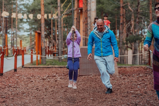 Tempo in famiglia nel parco. Il padre si diverte con sua figlia nel parco, giocando a giochi divertenti e trascorrendo del tempo insieme.