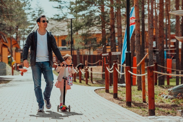 Tempo in famiglia nel parco. Il padre si diverte con sua figlia nel parco, giocando a giochi divertenti e trascorrendo del tempo insieme.