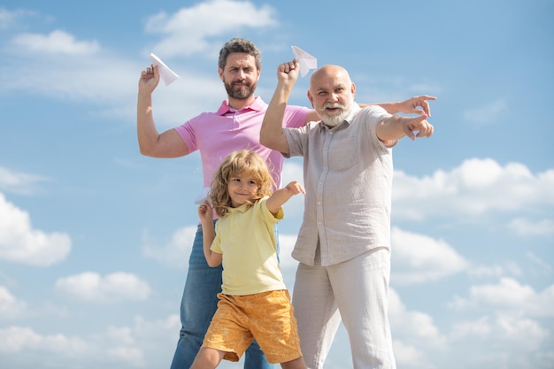 Tempo libero attivo in famiglia con i bambini Ragazzo figlio con padre e nonno con un aeroplano giocattolo gioca sulla somma