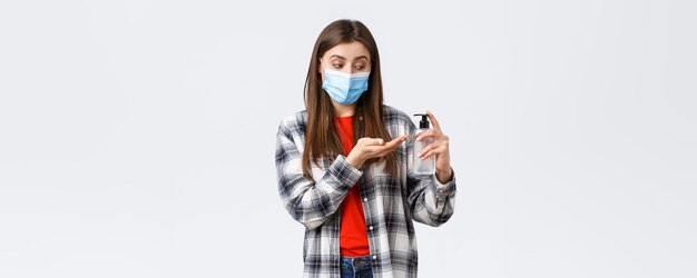 Tempo libero per l'epidemia di coronavirus in quarantena concetto di distanza sociale ed emozioni Donna carina che si prende cura della salute facendo misure di prevenzione applicare disinfettante per le mani indossare una maschera medica