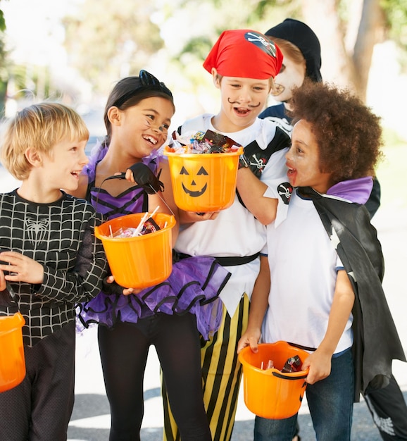 Tempo per le prelibatezze Inquadratura di bambini ad Halloween