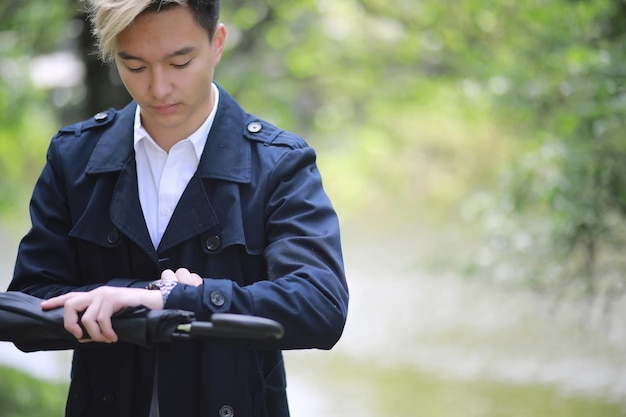 Tempo piovoso primaverile e un giovane con un ombrello