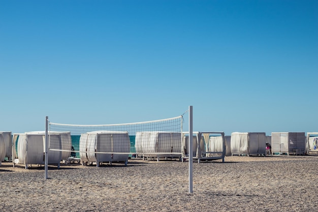 Tempo soleggiato sulla spiaggia Vista mare Spiaggia sabbiosa con campo da pallavolo Vacanze estive in resort