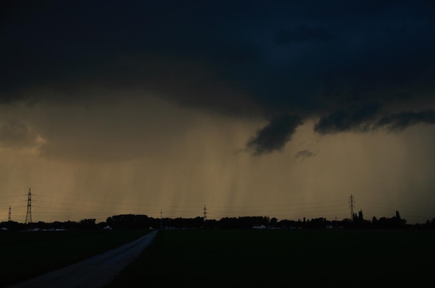 Temporali di pioggia e villaggio