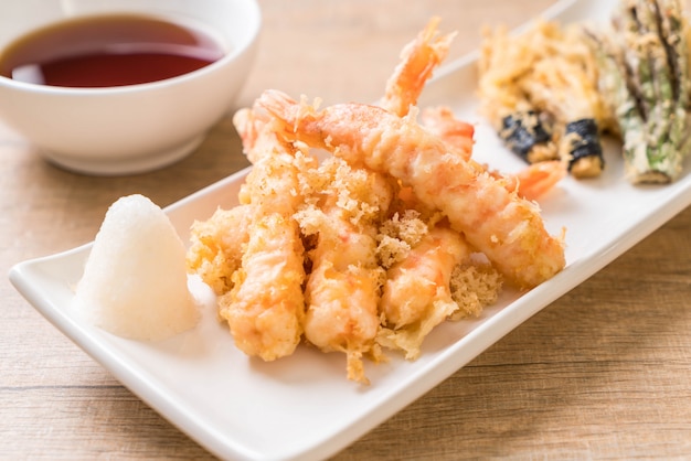 tempura di gamberetti (gamberetti fritti pastellati) con verdure