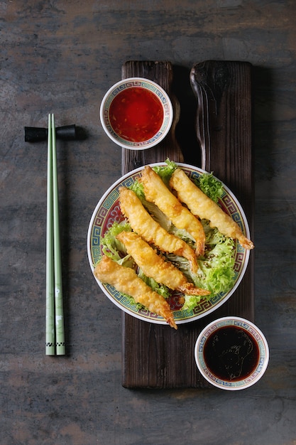 Tempura di gamberi fritti con salse