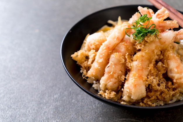 tempura di gamberi fritti sulla ciotola di riso sormontato