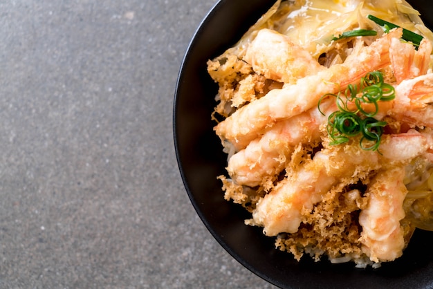 tempura di gamberi fritti sulla ciotola di riso sormontato