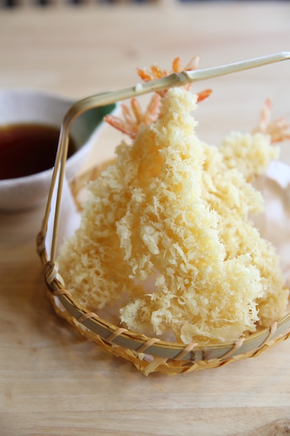 Tempura di gamberi su fondo di legno