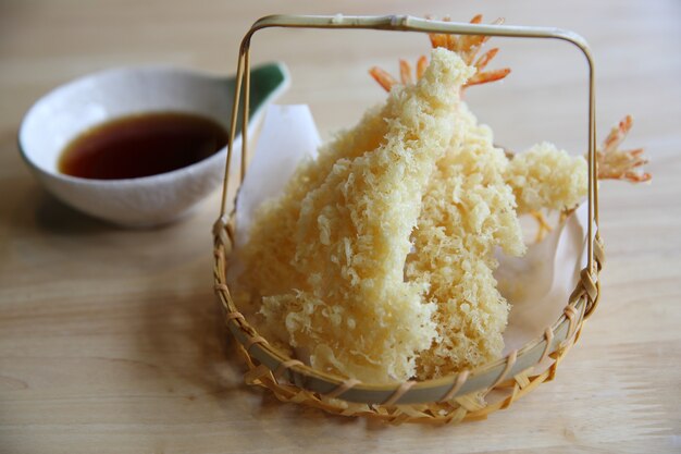 Tempura di gamberi su fondo di legno