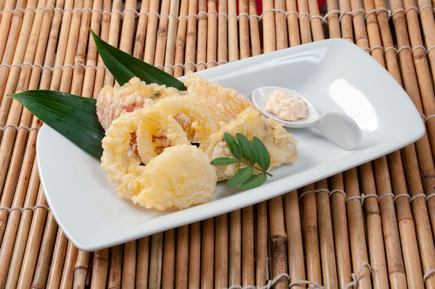 Tempura fritta giapponese con gamberetti