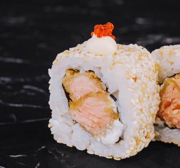 Tempura Maki Sushi con salmone fritto all'interno