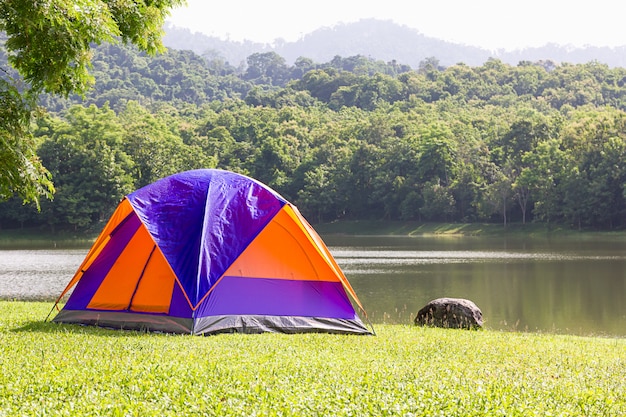 Tenda a cupola da campeggio sul lato lago