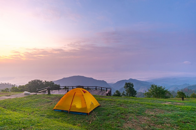 Tenda arancio di campeggio al parco nazionale in nordico, Tailandia.