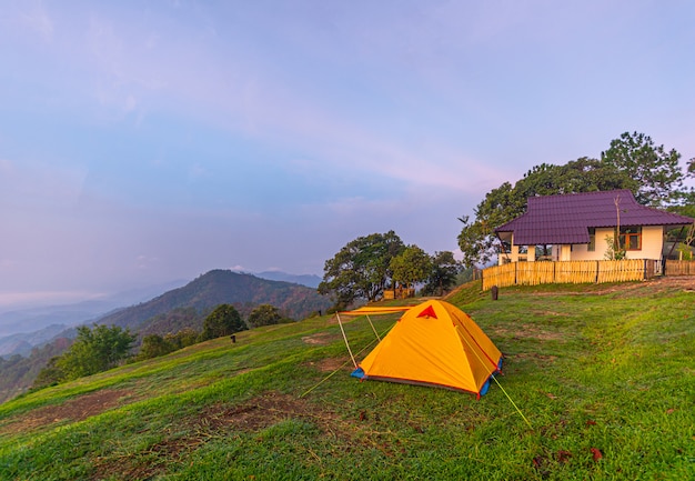Tenda arancio di campeggio al parco nazionale in nordico, Tailandia.
