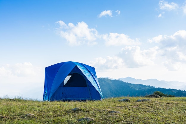 Tenda blu dei turisti sulla montagna