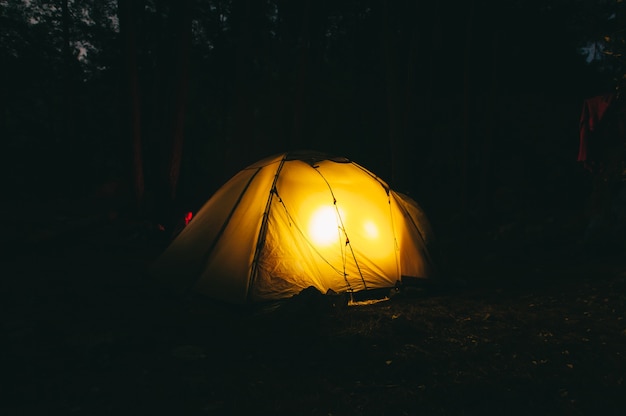 Tenda che brucia durante la notte durante la campagna