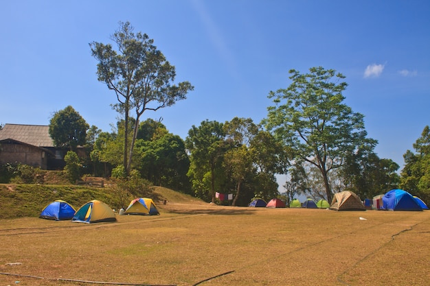 Tenda colorata in campeggio