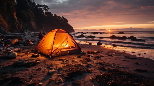 Tenda da campeggio al tramonto sulla spiaggia