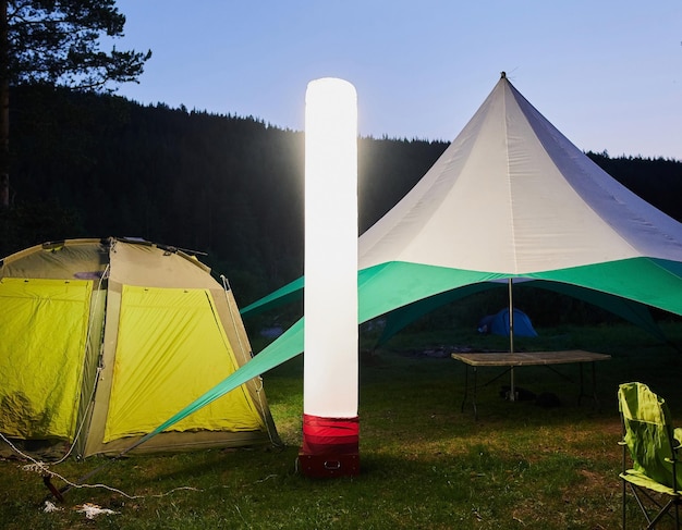 Tenda da campeggio gialla illuminata dalla strada di notte