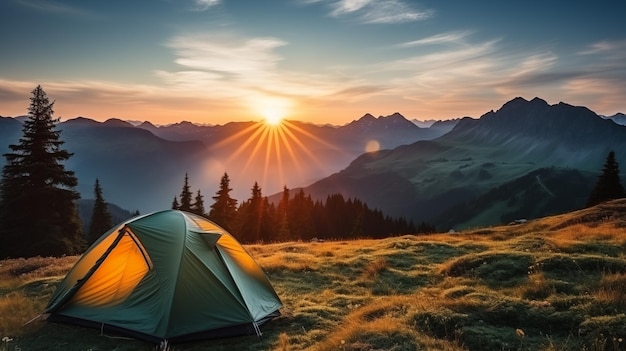 Tenda da campeggio in alto in montagna tenda turistica in montagna al tramonto