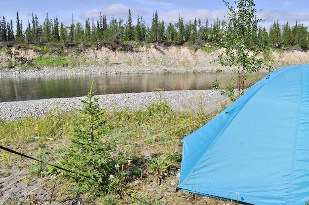 Tenda da campeggio in riva al fiume