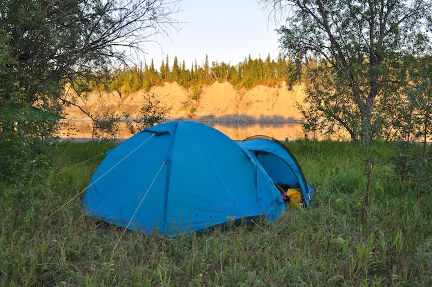 Tenda da campeggio sulla riva di un fiume