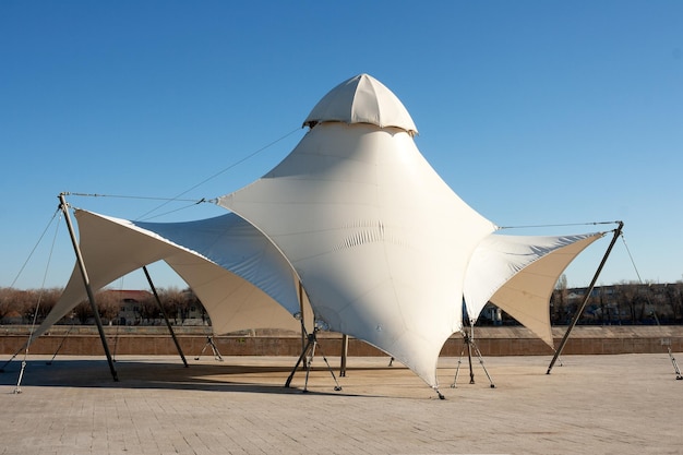 Tenda da sole dal sole sulla città naberezhnaya