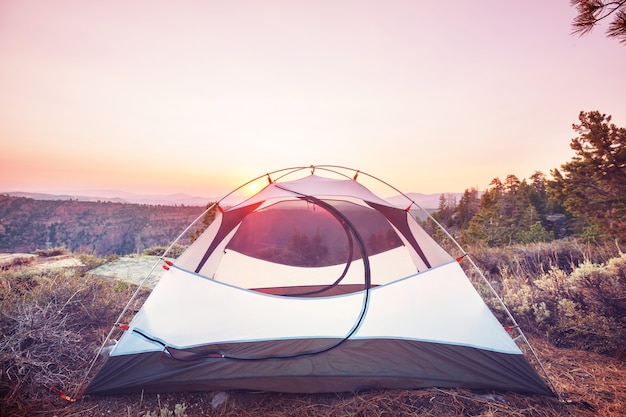 Tenda da trekking in montagna. Area ricreativa di Mt Baker, Washington, USA