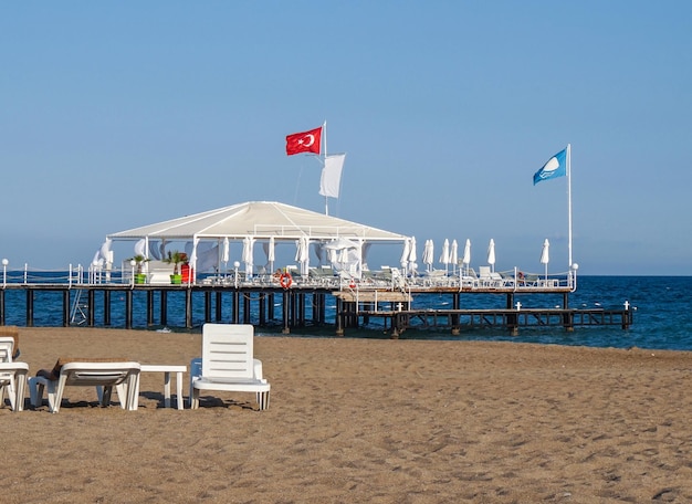 Tenda di lusso con lettini sulle vacanze al mare sul molo in Turchia