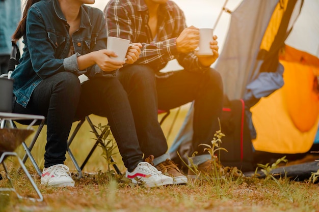 Tenda e chitarra.avventura, viaggi, turismo, concetto di campeggio.