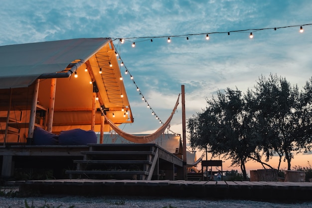 Tenda glamping nella foresta. Tenda di lusso vista mare. Turismo verde natura