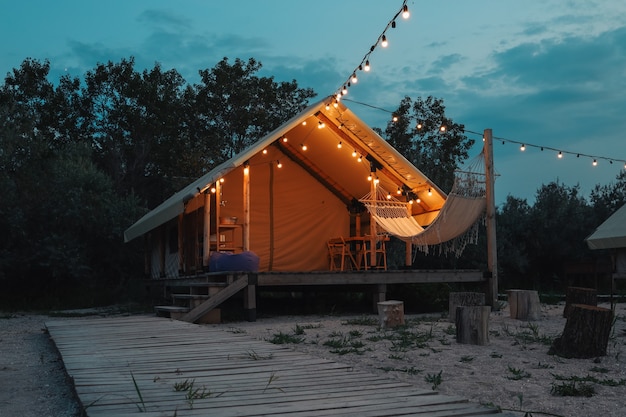 Tenda glamping nella foresta. Tenda di lusso vista mare. Turismo verde natura