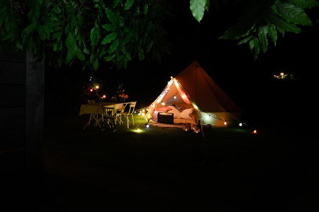 Tenda illuminata di notte