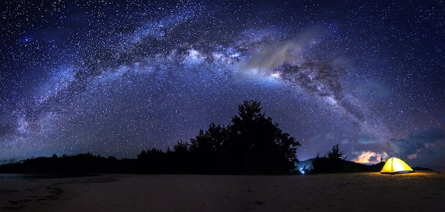Tenda illuminata sulla montagna contro il cielo notturno