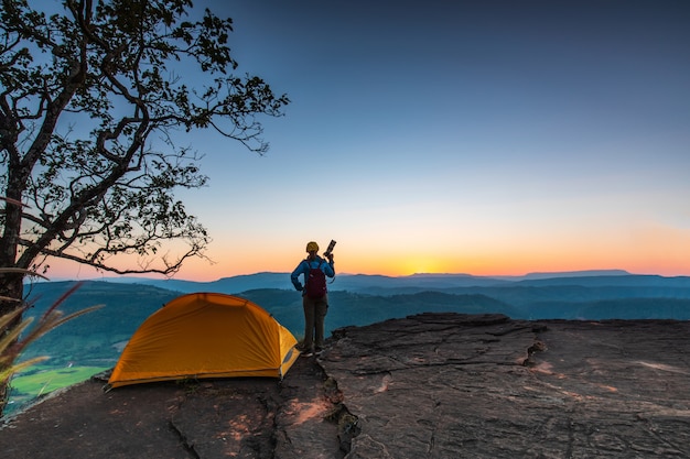 Tenda in piedi sulla cima della montagna