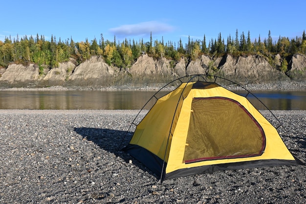 Tenda in riva al fiume