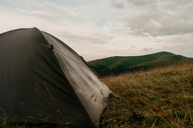Tenda in uno scenario di montagna Gorgany montagne dei Carpazi orientali Ucraina