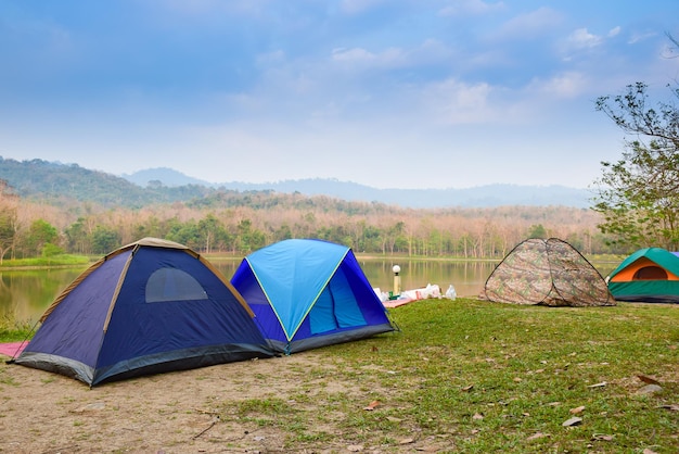 Tenda nel campo contro il cielo