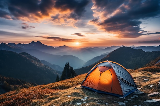 Tenda per avventure in montagna con concetto di viaggio nel cielo drammatico