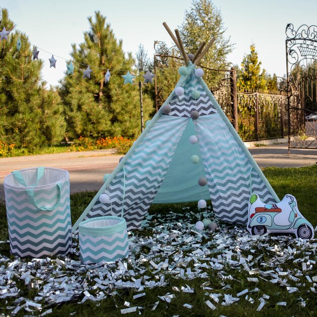 tenda per bambini o Wigwam con un acchiappasogni Wigwam nel giardino del parco