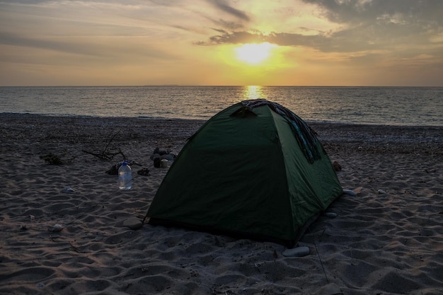 Tenda per il campeggio sulla spiaggia sullo sfondo del paesaggio marino