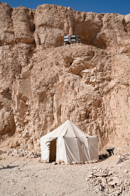 Tenda proveniente da uno scavo archeologico nel deserto vicino alla montagna