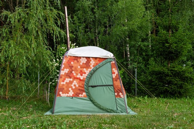 Tenda sauna mobile per il campeggio e la ricreazione su uno sfondo di foresta