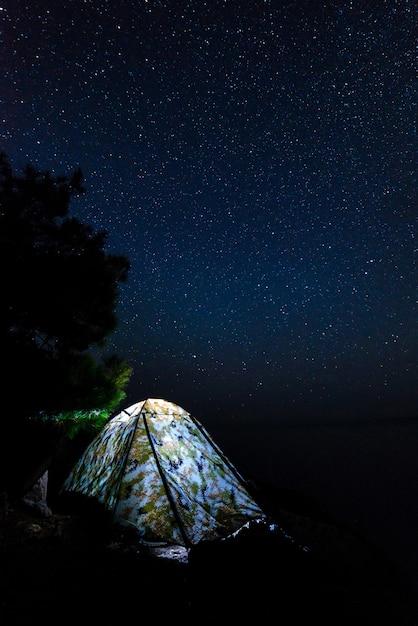 Tenda sul cielo stellato